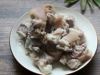11、自制卤水猪蹄,猪蹄斩块，冲干净血水，冷水下锅煮开后再煮一分钟，捞起猪蹄冲洗干净备用；