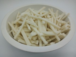 1、#咸味#海鲜香菇年糕汤,这么一盆，够我们一家三口吃，胃口还是不错的，