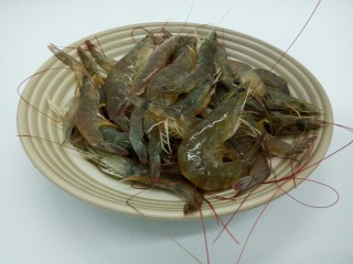 2、#咸味#海鲜香菇年糕汤,对虾280克，活蹦乱跳的