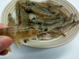 5、#咸味#海鲜香菇年糕汤,剪去虾枪，虾须，方便吃