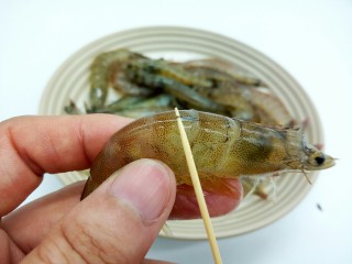 6、#咸味#海鲜香菇年糕汤,用牙签挑去虾线，轻轻一拉就出来了