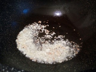 8、#咸味#海鲜香菇年糕汤,锅里放少许油，炒香蒜泥，生姜末