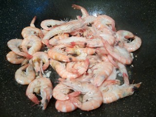 9、#咸味#海鲜香菇年糕汤,放对虾翻炒变色