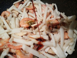 11、#咸味#海鲜香菇年糕汤,加生抽调味