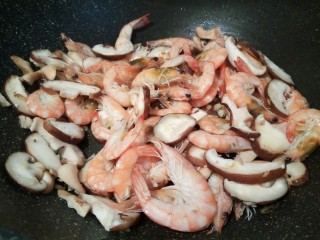 10、#咸味#海鲜香菇年糕汤,再加香菇翻炒，