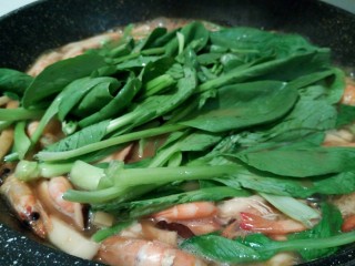 13、#咸味#海鲜香菇年糕汤,煮开加小青菜翻炒几下，