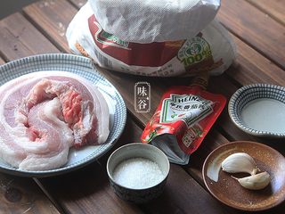 1、酸甜咕噜肉,准备好材料；
