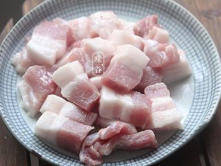 2、酸甜咕噜肉,五花肉切块；