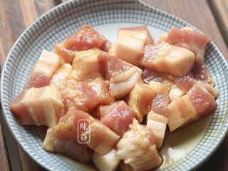 4、酸甜咕噜肉,放入酱油，搅拌均匀后腌制一个小时；