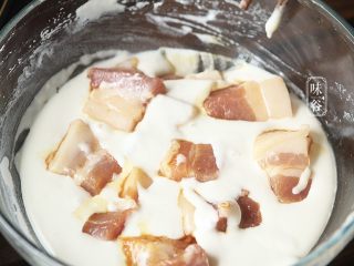 6、酸甜咕噜肉,把腌制好的五花肉放入面粉内；