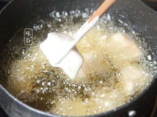 8、酸甜咕噜肉,锅内倒入适量的油，油热后把裹上粉浆的五花肉放入里面炸，炸到稍微变黄定型后捞起，再倒进去复炸一次，中小火慢炸，千万不能大火，直到炸至金黄；