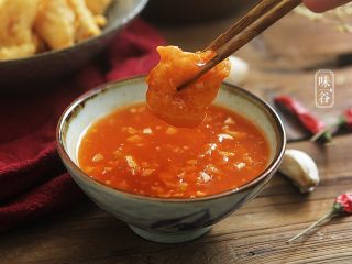 13、酸甜咕噜肉,把炸好的肉块蘸上酸甜汁即可。