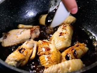 4、蜜汁鸡翅的家常做法,香嫩口感,抵不住的美味诱惑,倒入冰糖，小火炒化，再倒入酱油、蚝油炒匀上色