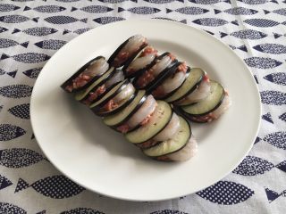 7、鲜虾茄盒,这是夹好鲜虾和肉馅的茄盒