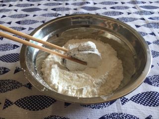 8、鲜虾茄盒,小盆里放大量干淀粉，把茄盒放入盆里，茄盒蘸满干淀粉。