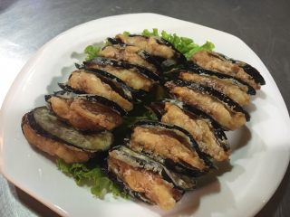 10、鲜虾茄盒,将茄盒放入盘子中