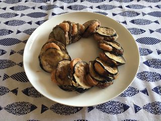 16、鲜虾茄盒,我们可以把茄盒摆成任意造型，只要你喜欢。