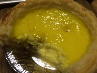 3、葡式蛋挞,蛋清蛋黄分离，一定要只用蛋黄，一是好看，而是蛋清会导致蛋挞不嫩滑，比较实。