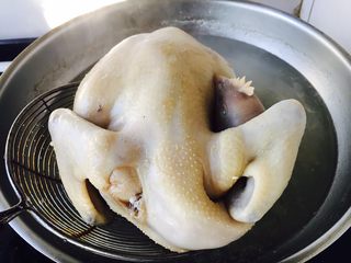 11、竹荪炖笨鸡汤,撇去浮末，捞出笨鸡。