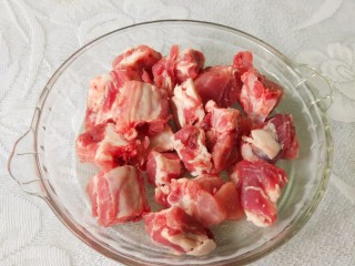 1、青花椒豉汁蒸排骨,排骨500克切小段，我用的是肋排