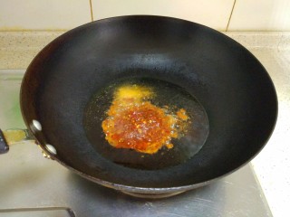 7、青花椒豉汁蒸排骨,锅内放油，五成热时加入豆瓣