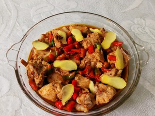 12、青花椒豉汁蒸排骨,铺姜片，洒一些完整的豆豉