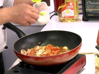 4、茄汁蘑菇肉片,接著放入番茄片和番茄醬炒過後，加入肉片、細糖、水，小火炒約1分鐘至湯汁略收乾。灑一点香油炒勻即可。