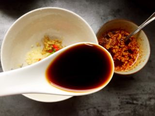 8、口水鸡,将切好的生姜、大蒜、辣椒圈放入碗中，加入三勺生抽、三勺辣椒油、两勺醋、一勺糖、一勺花椒油、两勺凉白开。