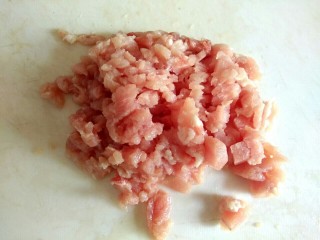 2、肉沫粉丝烧白菜,猪肉切沫