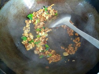 8、肉沫粉丝烧白菜,放入葱姜蒜,翻炒均匀