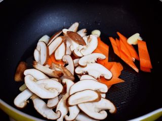 7、家常炒豆腐,放入香菇和胡萝卜，翻炒至断生