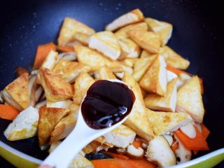 9、家常炒豆腐,加入蚝油