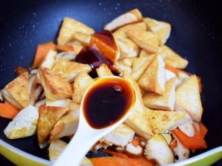 10、家常炒豆腐,加入味极鲜酱油，翻炒均匀