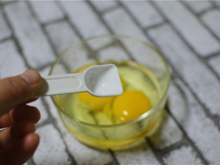 3、番茄炒蛋,加盐