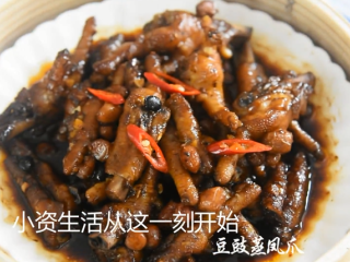 12、茶餐厅的厨师是怎么做豆豉凤爪的？,出锅后用小米椒点缀即可