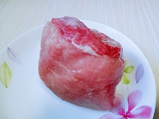 1、香菇肉丝炸酱面,将里脊肉洗干净。