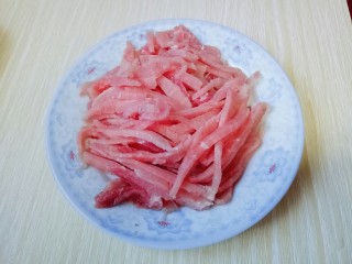 2、香菇肉丝炸酱面,首先切肉片,再切肉丝。