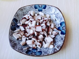 3、香菇肉丝炸酱面,香菇洗干净,去根,切丁。