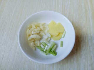 4、香菇肉丝炸酱面,葱姜蒜去皮,切碎。