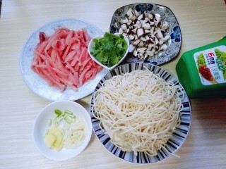 6、香菇肉丝炸酱面,所有食材准备完成。