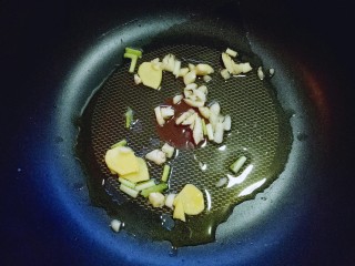 7、香菇肉丝炸酱面,热锅冷油,加入葱姜蒜炒香。