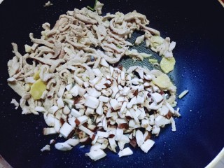 9、香菇肉丝炸酱面,炒至肉丝发白时,加入切好的香菇,小火翻炒。