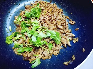 15、香菇肉丝炸酱面,加入切好的香菜,关火。