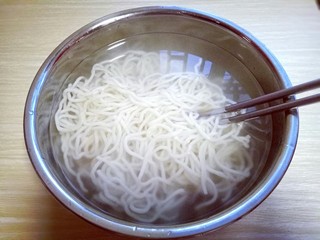 18、香菇肉丝炸酱面,捞出立即过冷水。