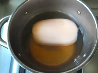 3、凉拌藕片,煮到莲藕变色。