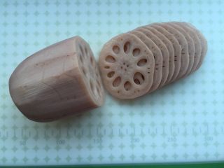5、凉拌藕片,切片。