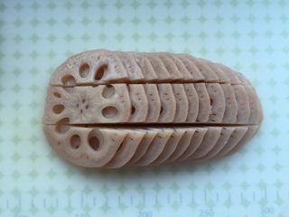 6、凉拌藕片,为了方便操作，将莲藕切两刀。