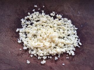 7、凉拌藕片,蒜切成末。