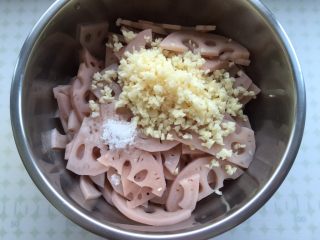 8、凉拌藕片,放入蒜末，1小勺糖。