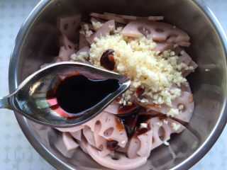 10、凉拌藕片,小半勺老抽。